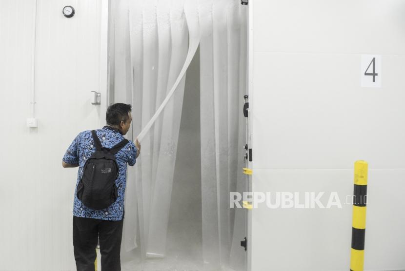 Pekerja melihat kondisi cold storage (ilustrasi). Pemerintah Provinsi (Pemprov) Kepulauan Bangka Belitung (Babel) bersama PT Prima Dwimitra akan membangun cold storage atau gudang pendingin udang mentah.