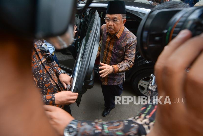 Wakil Presiden Republik Indonesia Jusuf Kalla menjenguk  Menteri Kordinator Bidang Politik, Hukum, dan Keamanan Wiranto atas penyerangan di Pandeglang di Rumah Sakit Pusat Angkatan Darat (RSPAD) Gatot Soebroto, Jakarta, Kamis (10/10/2019).