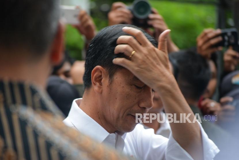 Presiden Republik Indonesia Joko Widodo saat konferensi pers terkait penyerangan terhadap Menteri Kordinator Bidang Politik, Hukum, dan Keamanan Wiranto di Pandeglang di Rumah Sakit Pusat Angkatan Darat (RSPAD) Gatot Soebroto, Jakarta, Kamis (10/10/2019).