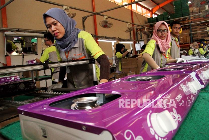 Pekerja menyelesaikan produksi kompor gas di pabrik peralatan elektronik rumah tangga PT Selaras Citra Nusantara Perkasa (SCNP), di Cileungsi, Jawa Barat. ilustrasi
