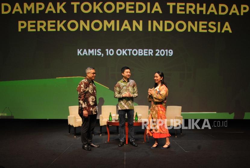 Wakil Direktur LPEM FEB UI Kiki Verico, CEO and Co Founder Tokopedia William Tanuwijaya dan Pendiri Smitten by Pattern Laras Angeraint (dir kiri) berbincang usai konferensi pers di Jakarta, Kamis (10/10).