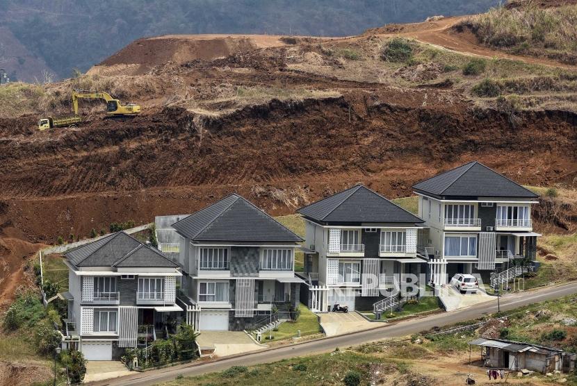 Pekerja menggunakan alat berat menyelesaikan pembangunan perumahan di Kawasan Bandung Utara (KBU), Kabupaten Bandung, Jumat (11/10).