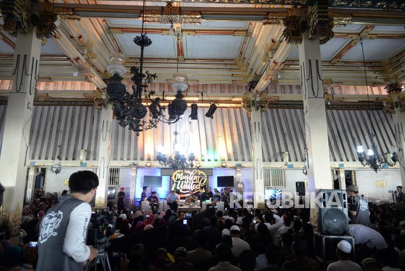 Muslim United Tetap Diadakan. Ustaz Hanan Attaki (tengah) menyampaikan tausiyah saat acara Muslim United di Masjid Gede Kauman, Yogyakarta, Jumat (11/10/2019).