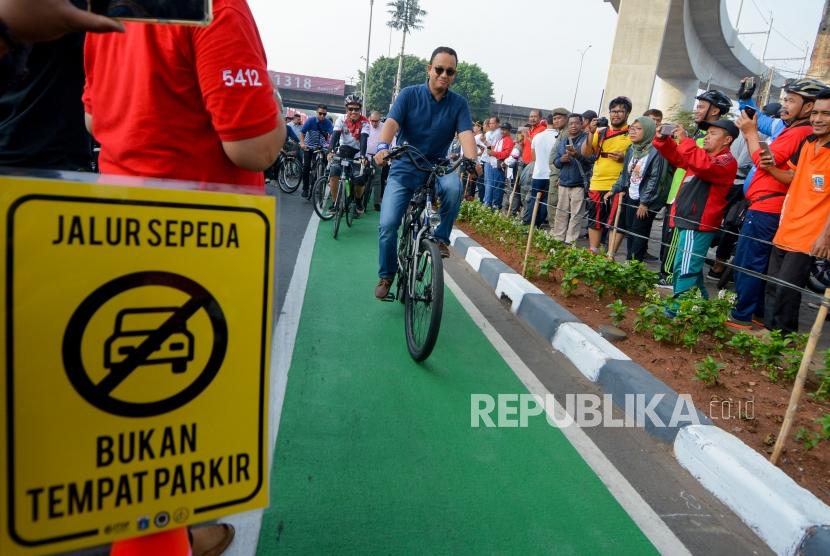 Gubernur DKI Jakarta Anies Baswedan mengendarai sepeda bersama warga di Jalan RS Fatmawati, Jakarta, Sabtu (12/10/2019).