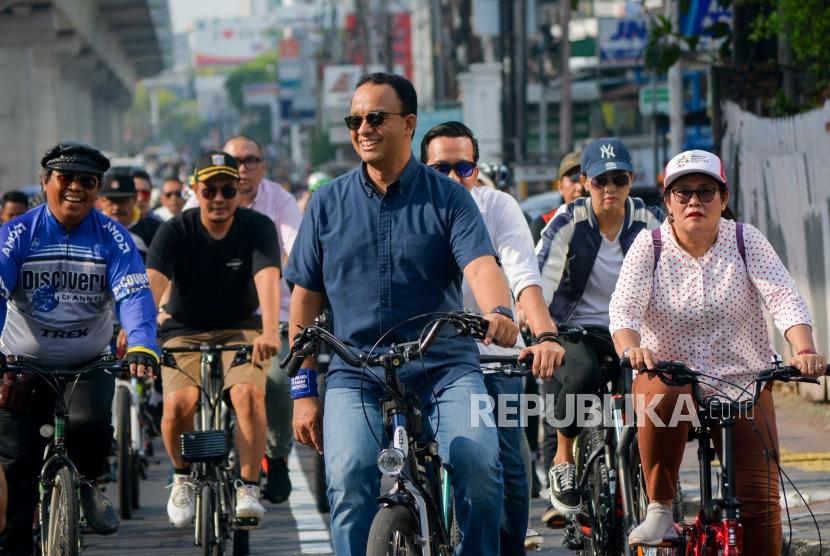 Anies Baswedan mengendarai sepeda bersama warga di Jalan RS Fatmawati, Jakarta, (ilustrasi)