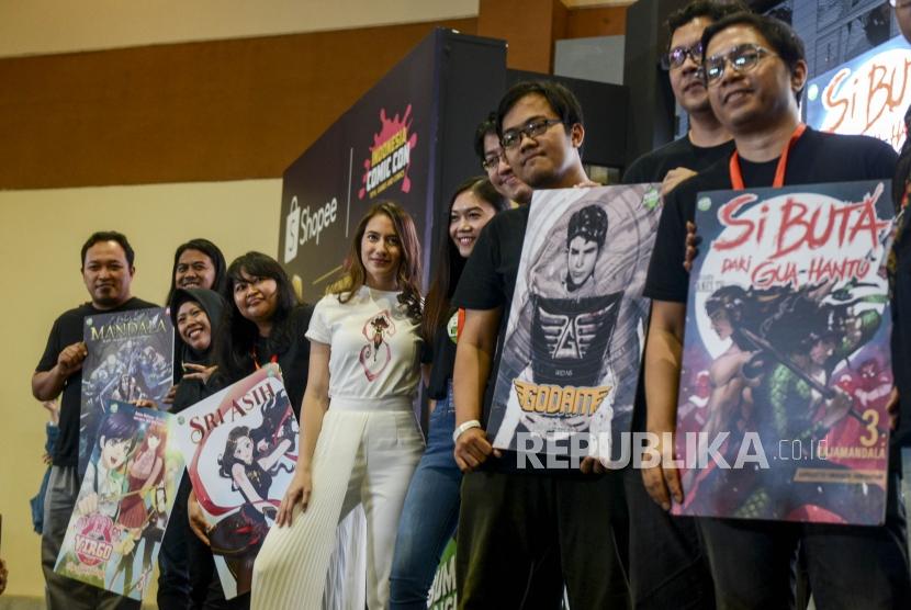Aktris Pevita Pearce (kelima kiri) saat menghadiri peluncuran Komik 'Sri Asih' pada acara Indonesia Comic Con 2019 di Jakarta Convention Center (JCC) Senayan, Jakarta, Ahad (13/10).