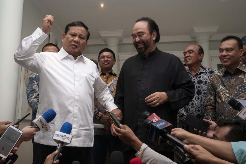 Ketua Umum Partai Gerindra Prabowo Subianto (kiri) dan Ketua Umum Partai NasDem Surya Paloh (tengah) menyampaikan keterangan pers usai melakukan pertemuan di kawasan Permata Hijau, Jakarta, Ahad (13/10/2019).