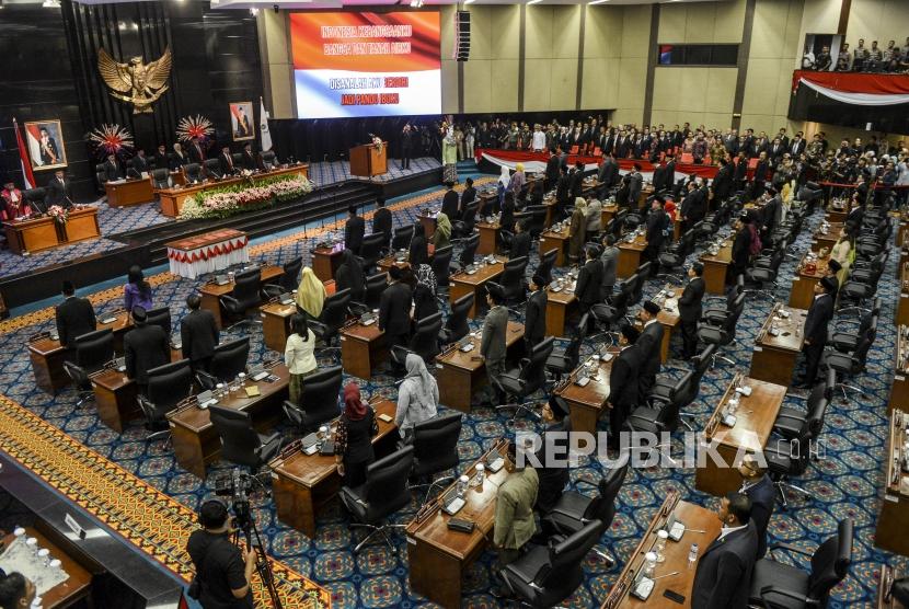 Sejumlah anggota DPRD DKI Jakarta terpilih saat menghadiri pelantikan Ketua DPRD dan Wakil Ketua DPRD DKI Jakarta di Gedung DPRD DKI Jakarta, Senin, (14/10).