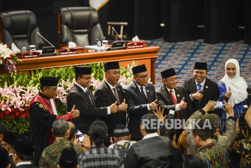 Gubernur DKI Jakarta Anies Baswedan bersama Ketua DPRD DKI Jakarta terpilih Prasetyo Edi Marsudi (ketiga kiri) dan Wakil Ketua DPRD DKI Jakarta M Taufiq (tengah), Abdurrahman Suhaimi (ketiga kanan), Misan Samsuri (kedua kanan), dan Zita Anjani (kanan) usai diambil sumpah pada pelantikan Ketua DPRD dan Wakil Ketua DPRD DKI Jakarta di Gedung DPRD DKI Jakarta, Senin, (14/10).