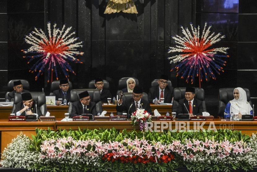 Ketua DPRD DKI Jakarta terpilih Prasetyo Edi Marsudi (tengah) dan Wakil Ketua DPRD DKI Jakarta M Taufiq (kedua kiri), Abdurrahman Suhaimi (kedua kanan), Misan Samsuri (kiri), dan Zita Anjani (kanan) mengetuk palu saat memimpin rapat paripurna perdana usai pelantikan di Gedung DPRD DKI Jakarta, Senin, (14/10).