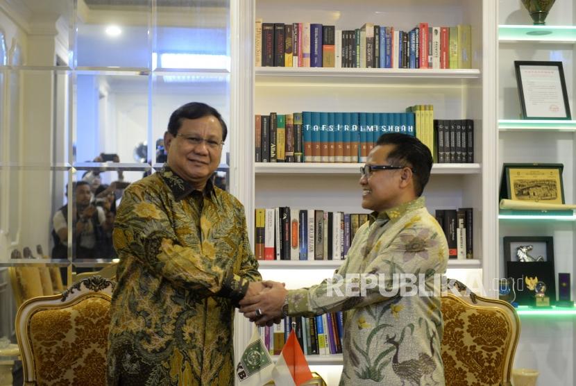 Ketua Umum Partai Golkar Airlangga Hartarto dan Ketua Umum Partai Gerindra Prabowo Subianto bersalaman usai melakukan pertemuan di kantor DPP Partai Golkar, Jakarta, Selasa (15/10).