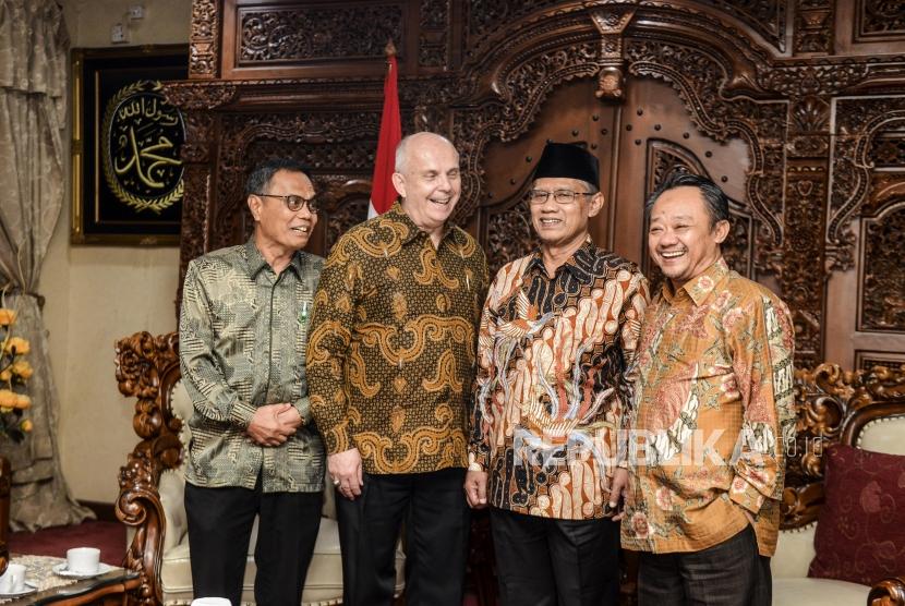 Ketua Umum PP Muhammadiyah, Haedar Nasir bersama Duta Besar Amerika Serikat untuk Indonesia, Joseph R Donovan Jr usai melakukan pertemuan di Gedung Pusat Dakwah Muhammadiyah, Jakarta, Selasa, (15/10).