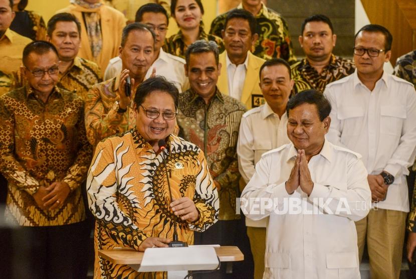 Ketua Umum Partai Golkar Airlangga Hartarto dan Ketua Umum Partai Gerindra Prabowo Subianto memberikan keterangan pers usai melakukan pertemuan di kantor DPP Partai Golkar, Jakarta, Selasa (15/10).