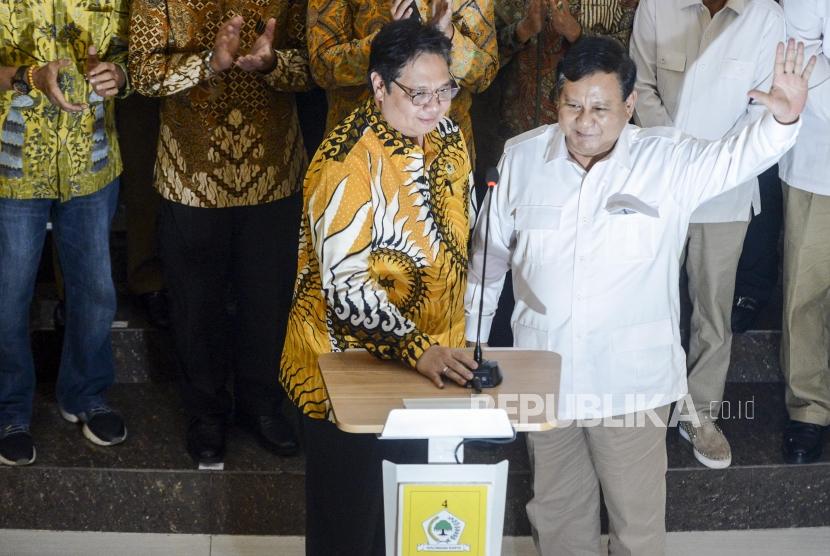 Ketua Umum Partai Golkar Airlangga Hartarto dan Ketua Umum Partai Gerindra Prabowo Subianto usai melakukan pertemuan di kantor DPP Partai Golkar, Jakarta, Selasa (15/10).