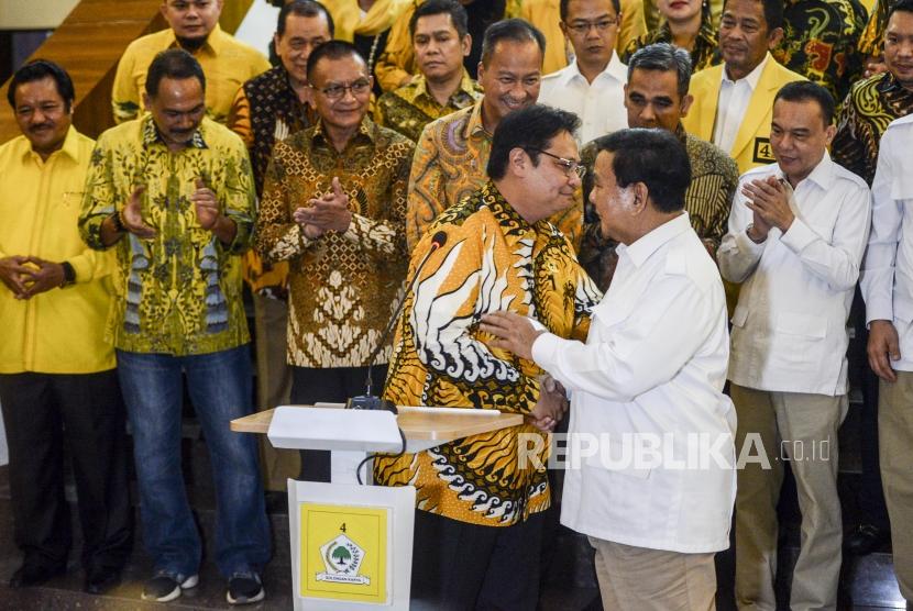 Ketua Umum Partai Golkar Airlangga Hartarto dan Ketua Umum Partai Gerindra Prabowo Subianto bersalaman usai melakukan pertemuan di kantor DPP Partai Golkar, Jakarta, Selasa (15/10).