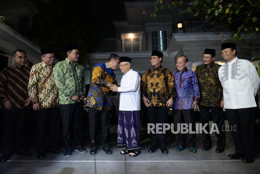 Wakil Presiden Ma'ruf Amin bersalaman bersama Pimpinan MPR usai melakukan pertemuan di Menteng, Jakarta, Selasa (15/10/2019).
