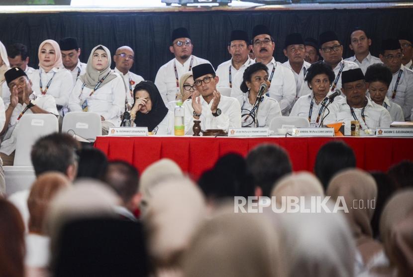 Kader Partai Gerindra Sandiaga Uno (tengah) saat menghadiri acara Rapimnas dan Apel Kader Partai Gerindra di Hambalang, Bogor, Jawa Barat, Rabu (16/10).