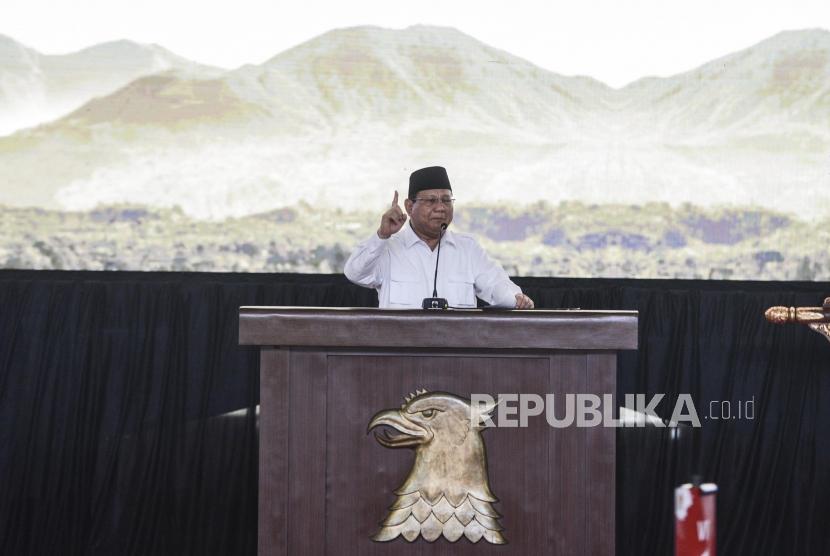 Ketua Umum Partai Gerindra Prabowo Subianto memberikan pidato politik pada acara Rapimnas dan Apel Kader Partai Gerindra di Hambalang, Bogor, Jawa Barat, Rabu (16/10).