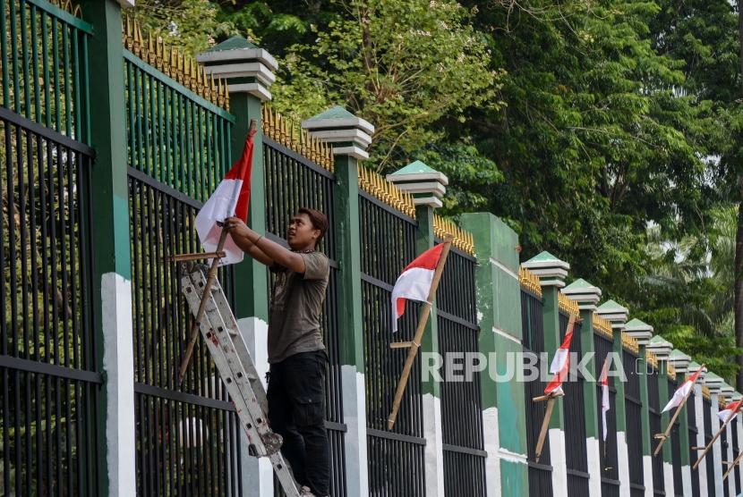 Pekerja mengecat pagar gedung DPR RI di kawasan Senayan, Jalan Gatot Soebroto, Jakarta, menjelang pelantikan Presiden Joko Widodo dan Wakil Presiden Ma'ruf Amin, Rabu (16/10/2019).
