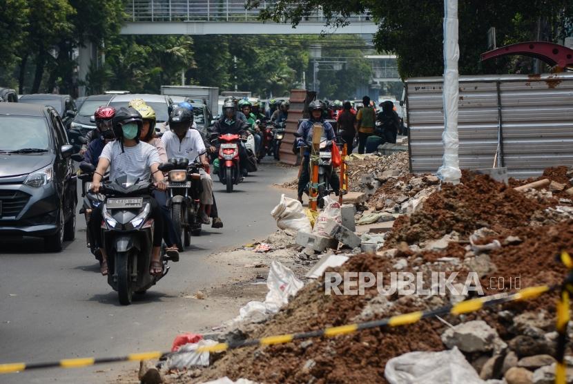 Antrean kendaraan saat melewati kawasan proyek pembangunan trotoar di Jalan Kramat Raya, Jakarta, Rabu (16/10/2019).