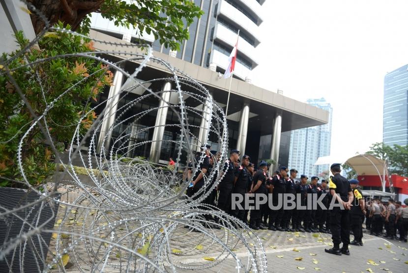 Pengamanan KPK. Aparat menggelar apel pasukan di halaman KPK, Jakarta, Rabu (16/10/2019).