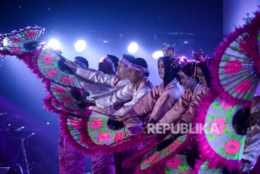 Penari asal Papua menampilkan tarian khas Papua saat acara Malam Bahasa dan Budaya Internasional ke-18 di Pusdiklat Bahasa Badiklat Kemhan, Jalan Jati Raya, Pondok Labu, Jakarta, Rabu (16/10/2019).