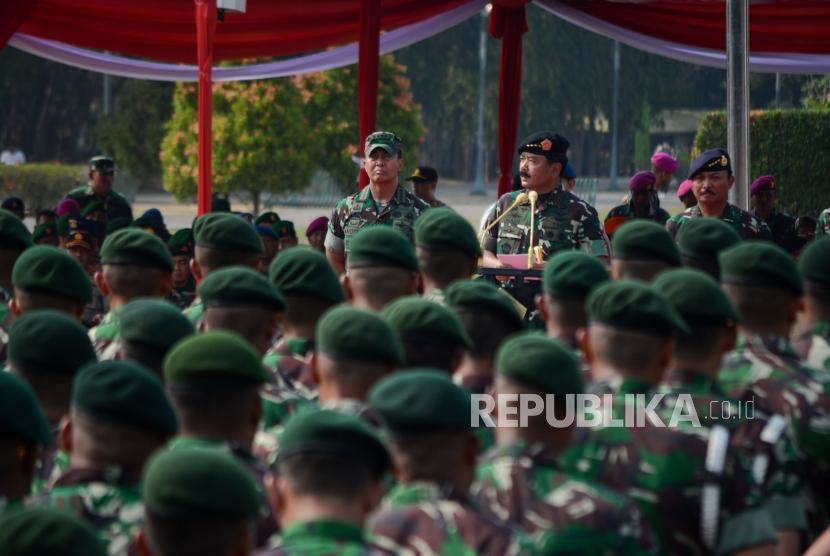 Panglima TNI Hadi Tjahjanto saat memimpin passukan.