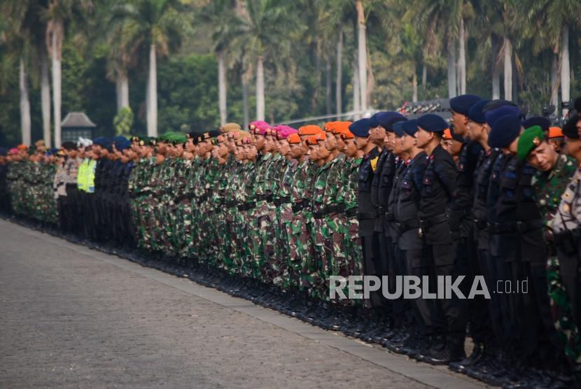 Personel TNI dan Polri (ilustrasi). Direktorat Lalu Lintas Polda Metro Jaya menggelar patroli berskala besar bersama prajurit TNI di wilayah hukum DKI Jakarta, Sabtu (5/8) dini hari. 