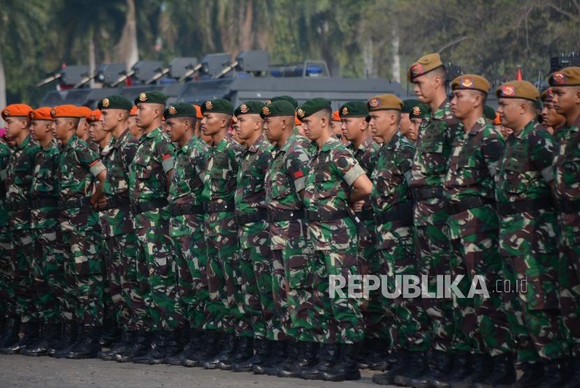 Personel TNI dan Polri saat apel gelar pasukan (ilustrasi).