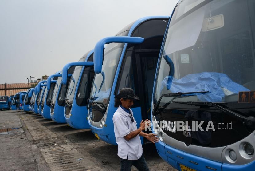 Petugas Transjakarta melakukan pengecekan bus Zhongtong di Depo PPD F Klender, Jakarta Timur, Kamis (17/10/2019).