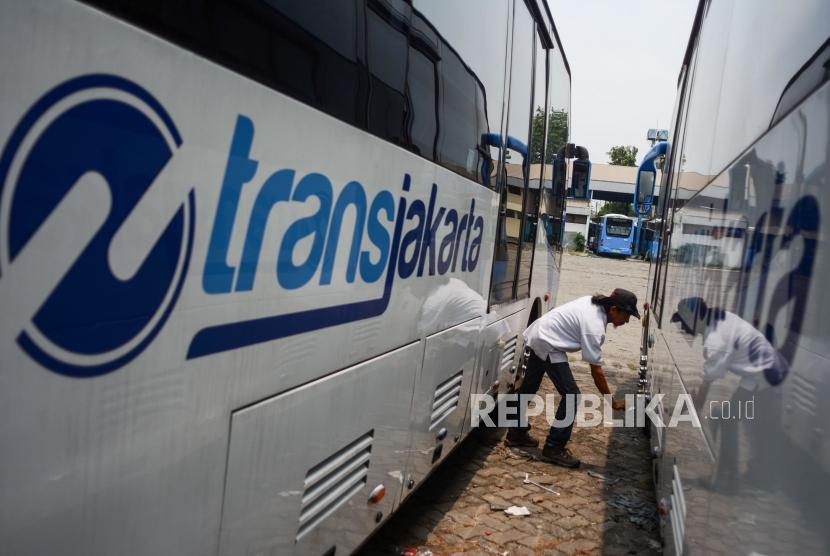 Petugas Transjakarta melakukan pengecekan bus Zhongtong di Depo PPD F Klender, Jakarta Timur, Kamis (17/10/2019).