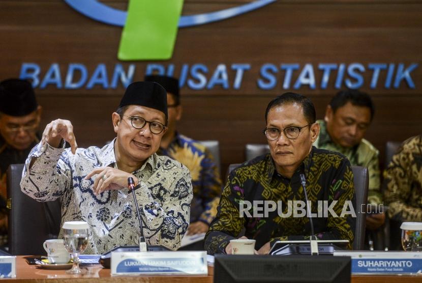 Kepala Badan Pusat Statistik (BPS) Suhariyanto (kanan) bersama Menteri Agama Lukman Hakim Saifuddin (kiri), memberikan paparan saat konferensi pers di Jakarta, Kamis (17/10).