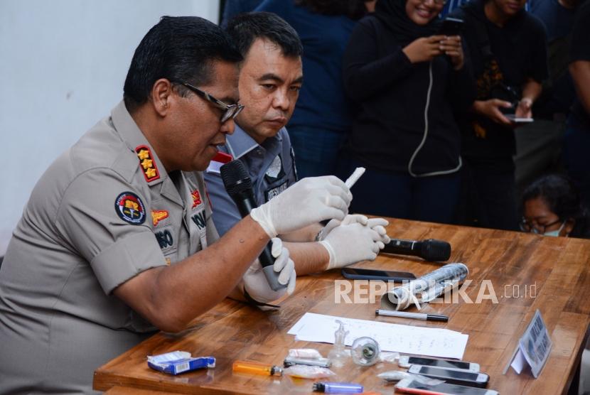 Kepala Bidang Humas Polda Metro Jaya Kombes Argo Yuwono menyampaikan keterangan pers terkait ungkap kasus Narkoba terhadap Sutradara Amir Mirza Gumay alias A di halaman Dit Narkoba Polda Metro Jaya, Jakarta, Kamis (17/10/2019).