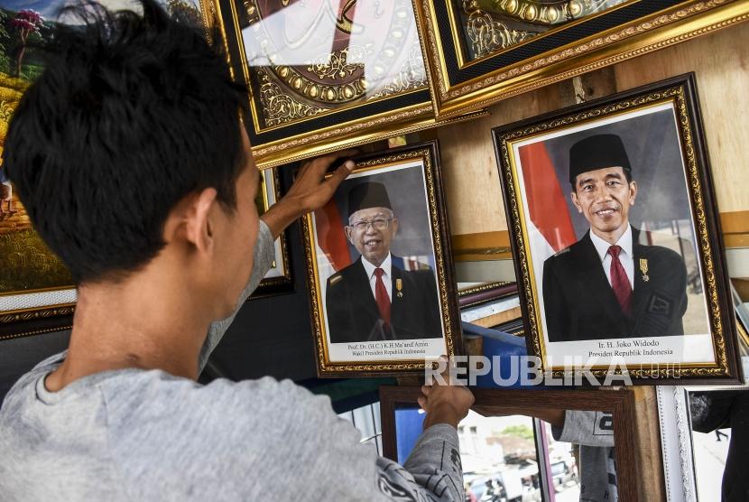 [Ilustrasi] Pedagang merapikan poster Presiden Joko Widodo dan Wakil Presiden terpilih Ma'ruf Amin di salah satu kios figura di Kawasan Cicadas, Kota Bandung, Kamis (17/10).