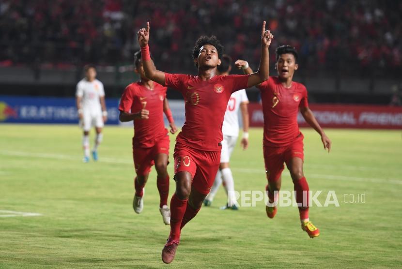Pesepak bola Indonesia U-19 Amiruddin Bagus Kahfi  (tengah) melakukan selebrasi usai mencetak gol ke gawang China U-19 saat laga uji coba di Gelora Bung Tomo, Surabaya, Jawa Timur, Kamis (17/10/2019).