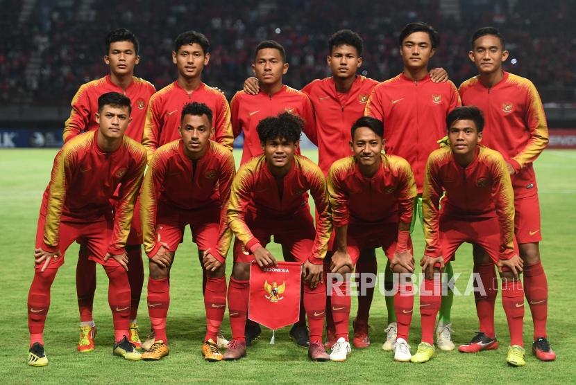 Timnas Indonesia U-19 saat laga uji coba melawan China di Gelora Bung Tomo, Surabaya, Jawa Timur, Kamis (17/10/2019).
