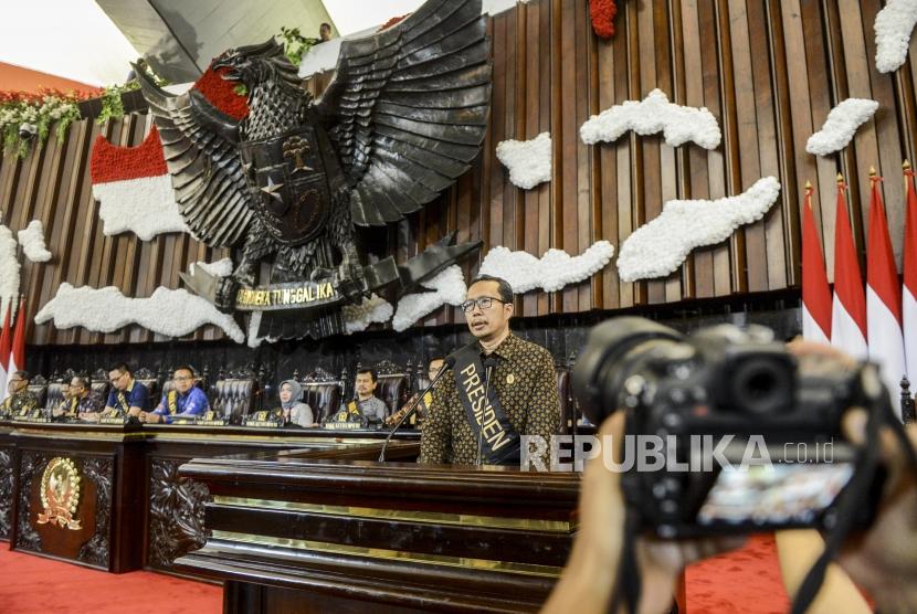 Petugas Setjen MPR melakukan simulasi acara saat gladi kotor jelang pelantikan presiden dan wakil presiden di Kompleks Parlemen, Senayan, Jakarta, Jumat (18/10).