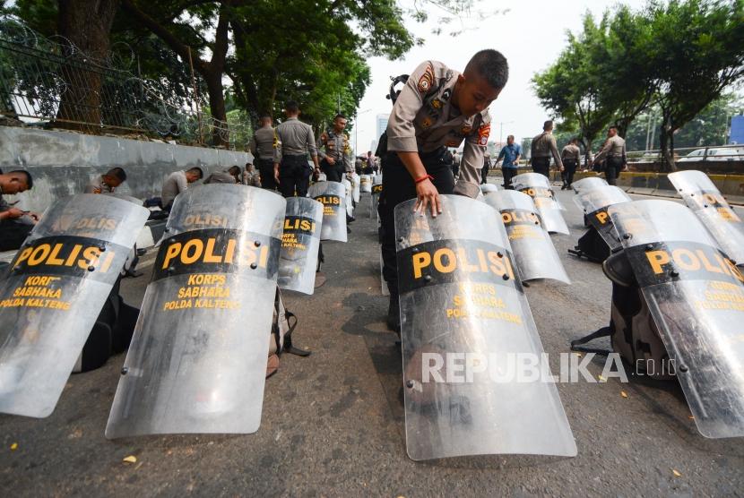 Anggota Kepolisian melakukan persiapan pengamanan  jelang pelantikan Presiden RI dikawasan Gedung DPR RI Senayan, Jalan Gatot Soebroto, Jakarta, Jumat (18/10/2019).