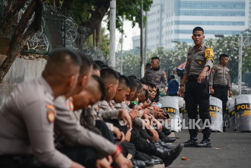 Anggota Kepolisian melakukan persiapan pengamanan  jelang pelantikan Presiden RI dikawasan Gedung DPR RI Senayan, Jalan Gatot Soebroto, Jakarta, Jumat (18/10/2019).