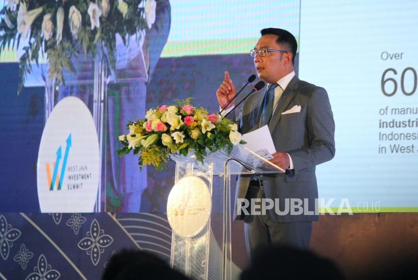 Gubernur Jawa Barat Ridwan Kamil menyampaikan sambutan saat acara West Java Investment Summit 2019, di The Trans Luxury Hotel, Kota Bandung, Jumat (18/10).