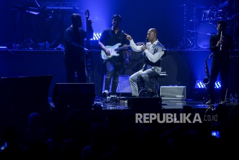 Penyanyi Marcell Siahaan saat tampil pada konser bertajuk 'Marcell Tujuhbelas' di Jakarta, Jumat (18/10).