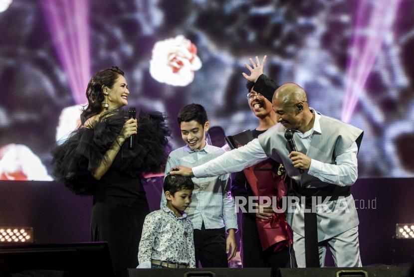 Penyanyi Marcell Siahaan bersama istrinya Rima Melati Adams dan keluarga saat tampil pada konser bertajuk 'Marcell Tujuhbelas' di Jakarta, Jumat (18/10).