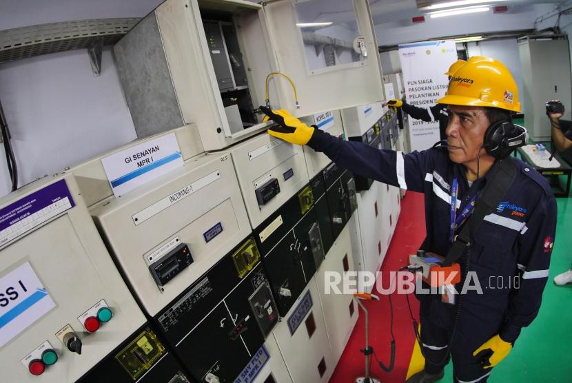 Petugas memeriksa panel control di Gardu Utama Listrik Kompleks DPR-MPR RI, Jakarta Pusat, Jumat (18/10). ESDM) membuka peluang keterlibatan swasta untuk membangun pembangkit maupun transmisi. 