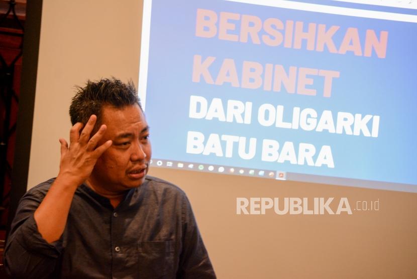 Kordinator Regional Kampanye Energi dan Iklim Greenpeace Indonesia Tata Mustasya saat konferensi pers terkait daftar calon nama menteri periode 2019-2024 di Bakoel Koffee, Jakarta, Sabtu (19/10/2019).