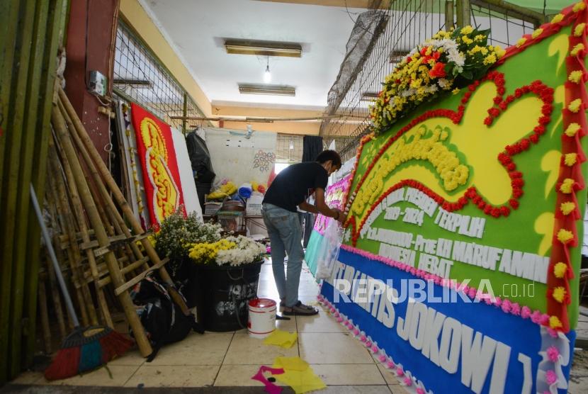Pengrajin membuat karangan bunga ucapan selamat kepada Presiden dan Wakil Presiden periode 2019-2024 di Pasar Bunga Rawa Belong, Jakarta, Sabtu (19/10/2019).