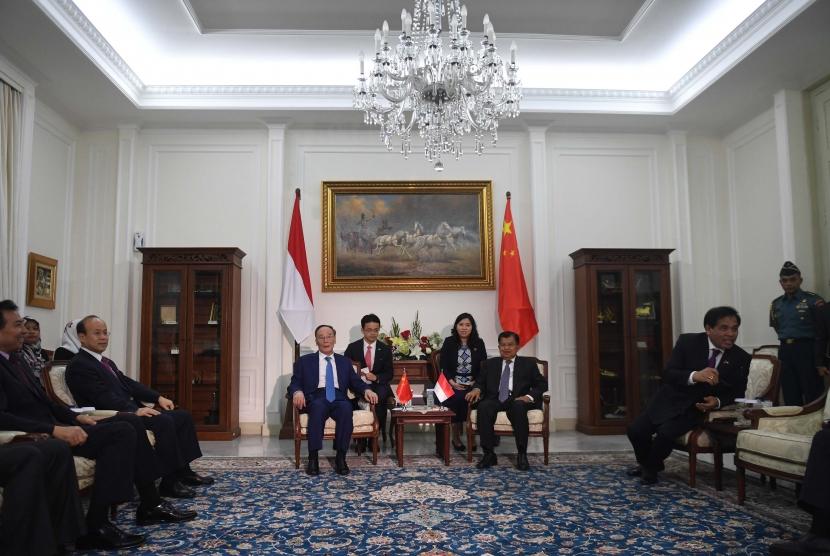 Wakil Presiden Jusuf Kalla (kanan) melakukan pertemuan dengan Wakil Presiden China Wang Qishan (kiri) di Istana Wapres, Jakarta, Sabtu (19/10/2019).