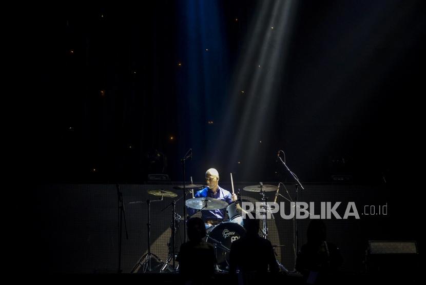 Penyanyi Marcell Siahaan saat memainkan drum pada konser bertajuk 'Marcell Tujuhbelas' di Jakarta, Jumat (18/10).