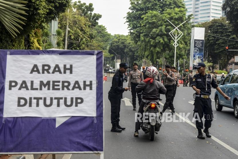 Sejumlah aparat gabungan saat memeriksa kendaraan yang melintas di jalan Asia-Afrika, Jakarta.