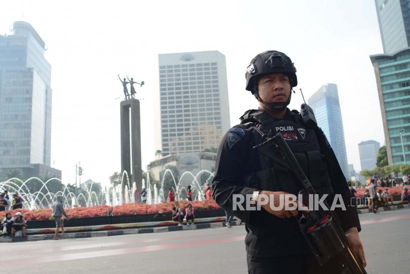 Kepolisian melakukan pengamanan jelang pelantikan Presiden di Jalan Sudirman-Thamrin, Jakarta, Ahad (20/10/2019).