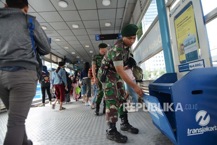 Anggota TNI melakukan pengamanan jelang pelantikan Presiden di Halte Dukuh Atas, Jakarta, Ahad (20/10/2019).